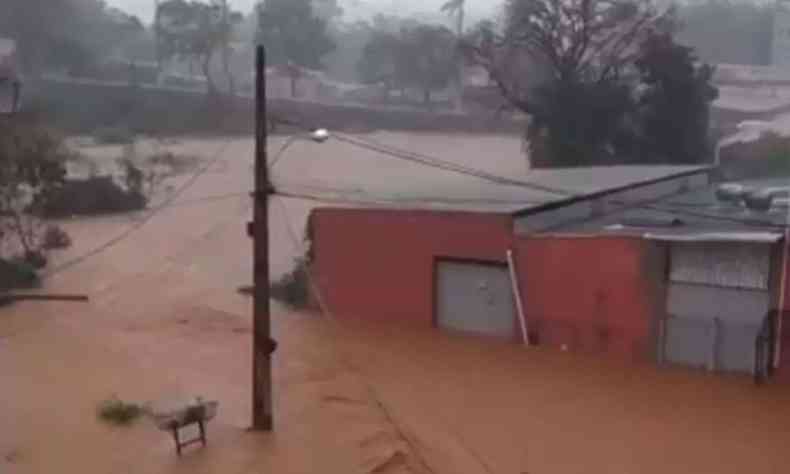 Casa inundada, em Nova Serrana