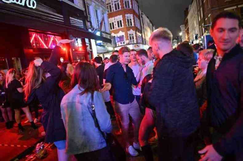 Movimento diante de pub em bairro de Londres: relaxamento da quarentena ampliou o risco de contgio do Sars Cov-2 em vrios pases do continente(foto: AFP / JUSTIN TALLIS)