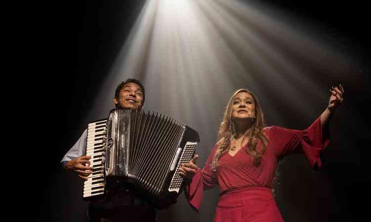 Cosme Vieira e Liv Moraes contracenam no musical dedicado a Dominguinhos