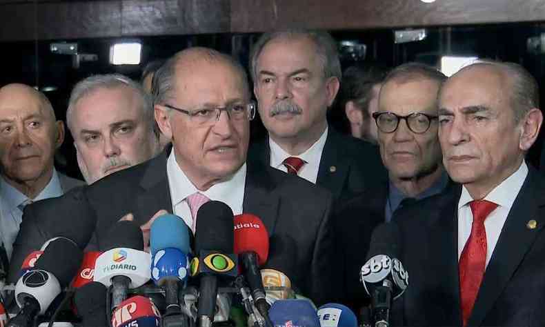 Geraldo Alckmin durante coletiva de imprensa ao lado de outros polticos