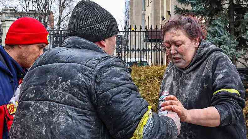 Mulher ferida em Kharkiv recebe ajuda (1/3)