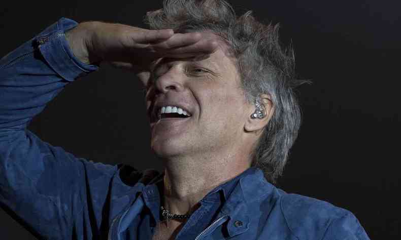 Cantor Bon Jovi pe mo sobre os olhos para enxergar a plateia durante show no Rock in Rio