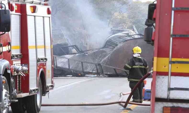 Bombeiro trabalha em acidente em Betim