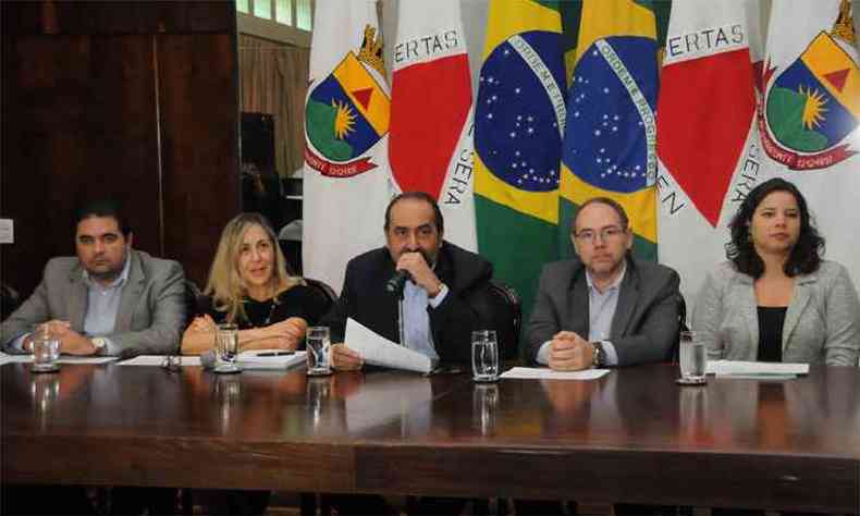 Prefeito Alexandre Kalil apresentou a proposta nessa quarta, ao lado do vice-prefeito e secretrios(foto: Paulo Filgueiras/EM/DA Press)