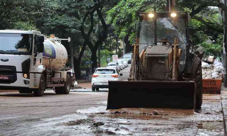 Trabalhos de limpeza em trecho atingido pela chuva na Avenida Prudente de Morais, na Zona Sul da capital(foto: Tulio Santos/EM/DA.Press)