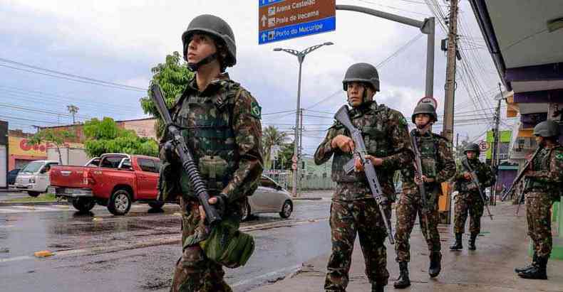 Soldados do Exrcito patrulham as ruas da capital cearense desde sexta-feira, substituindo os policiais(foto: JARBAS DE OLIVEIRA/AFP)