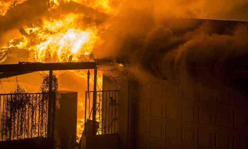 Casa em chamas em Malibu, na Califrnia(foto: DAVID MCNEW/ AFP)