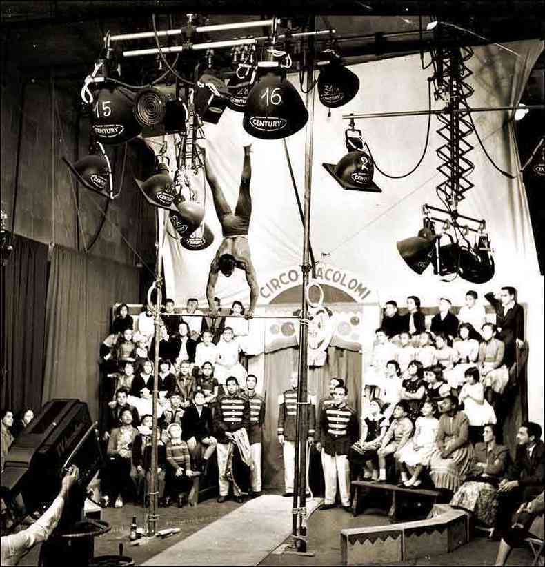 Em 1956, o Circo Itacolomi e o %u201Cpicadeiro%u201D exibido ao vivo, montado nos estdios do Edifcio Acaiaca, no Centro de BH (foto: Fotos: CARLOS FABIANO BRAGA/MIS)