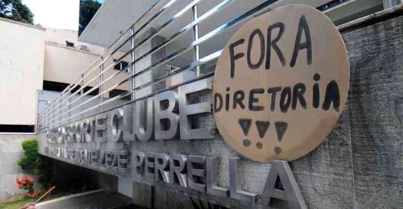 Diretoria cruzeirense protesta na sede administrativa do Barro Preto pedindo a sada da diretoria(foto: Leandro Couri/EM/D.A Press)