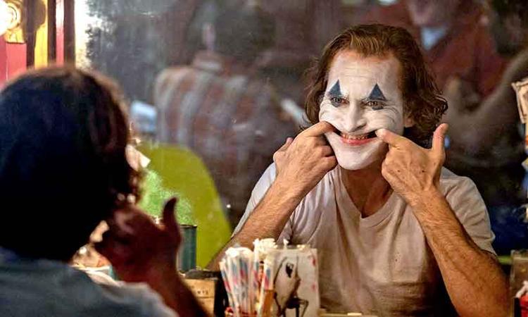 Cena do filme Coringa, estrelado por Joaquin Phoenix: no lado iluminado do personagem, o palhao Happy busca fama, uma crtica  espetacularizao da vida privada



