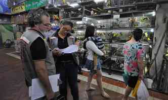 Fiscais estiveram no mercado para se certificar de que novos animais no entrariam no centro de compras (foto: Ramon Lisboa/EM/DA Press)