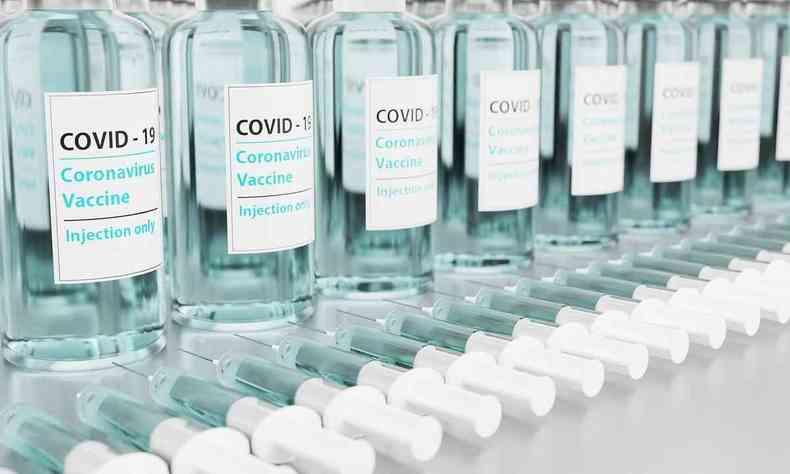 Vidros com contedo da vacina contra a Covid-19