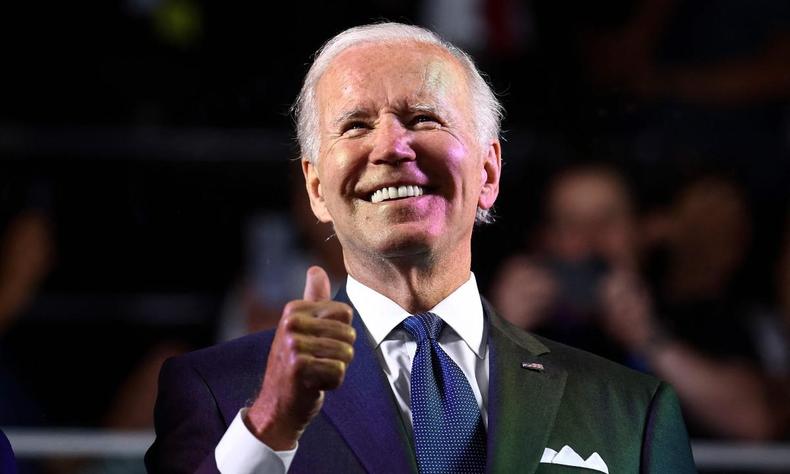 O presidente dos EUA, Joe Biden, anunciou hoje que irá concorrer à reeleição em 2024 (foto: RONEN ZVULUN / POOL / AFP) Joe Biden sorrindo e dando 'joinha'