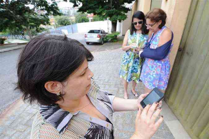 A advogada Vnia Maria criou a rede de proteo depois de ter sua casa, no Bairro Buritis, assaltada quatro vezes. Ela e as vizinhas Marisa e Rosngela se sentem mais tranquilas com a iniciativa (foto: Leandro Couri/EM/D.A Press)