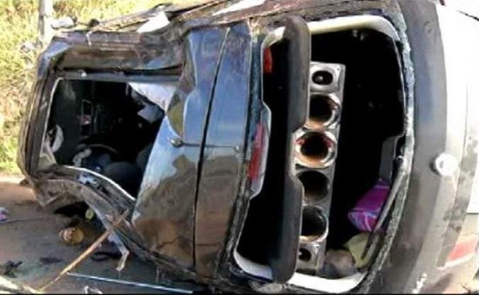 A crian�a foi atirada para fora do ve�culo pelo teto solar(foto: Reprodu��o / TV Alterosa)