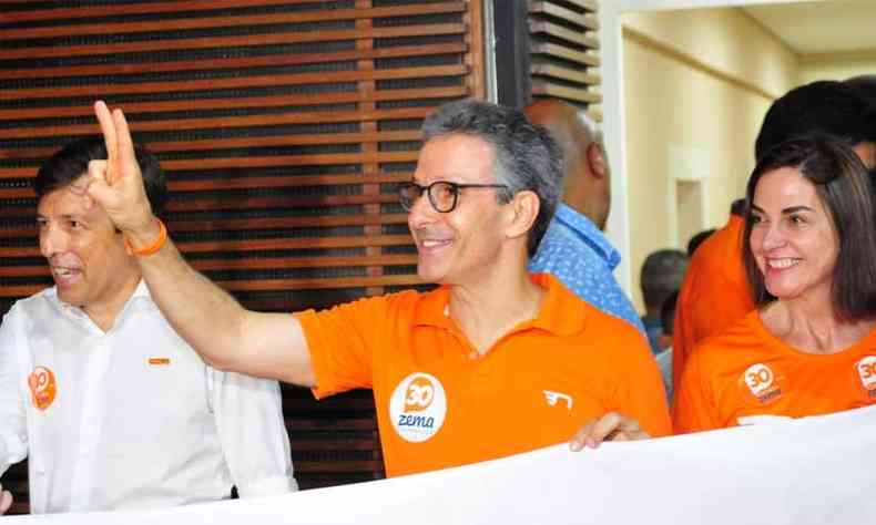 Ao lado presidente do partido, Joo Amodo (E), Romeu Zema faz sinal da vitria (foto: Gladystone Rodrigues/EM/D.A Press)