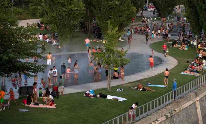Pessoas se refrescam em rio em um parque em Madri. Trs homens morreram de insolao na Espanha, enquanto a Europa  sufocada por uma onda de calor recorde(foto: Pierre-Philippe Marcou/AFP )