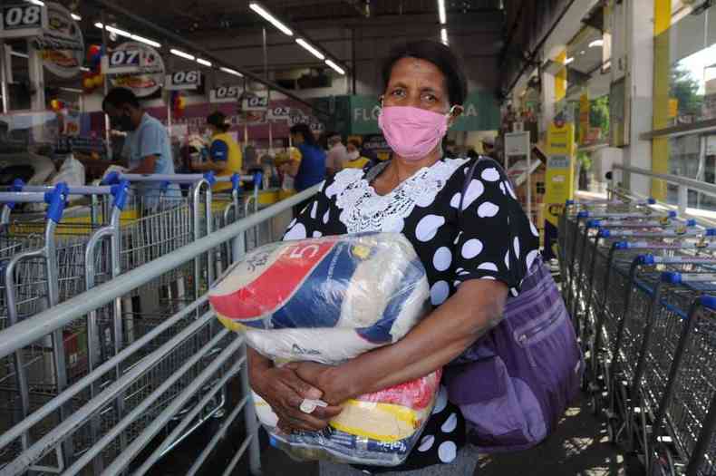 'S vamos comer (arroz) porque vem na cesta bsica', diz a cuidadora Laurilene de Castro (foto: Juarez Rodrigues/EM/D.A Press)