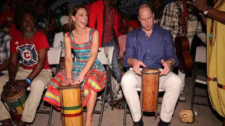 Em Trench Town, o casal real se juntou a músicos de reggae, enquanto visitava o bairro onde Bob Marley cresceu(foto: PA Media) A duquesa e o duque de Cambridge tocam instrumentos com músicos de reggae
