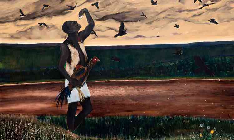 Quadro de Antonio Ob mostra homem negro segurando galinha e bebendo o contedo de um ovo, enquanto aves negras voam no cu
