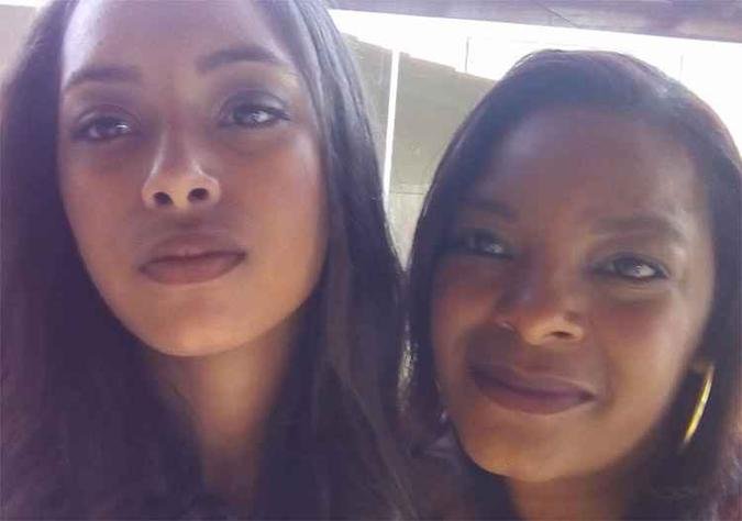 Adolescente com a mãe, Abadia, que completaria 38 anos neste sábado(foto: Reprodução da internet/Facebook)