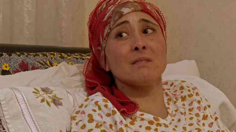 Mulher turca, de leno, tem lgrimas nos olhos no filme Dying to divorce