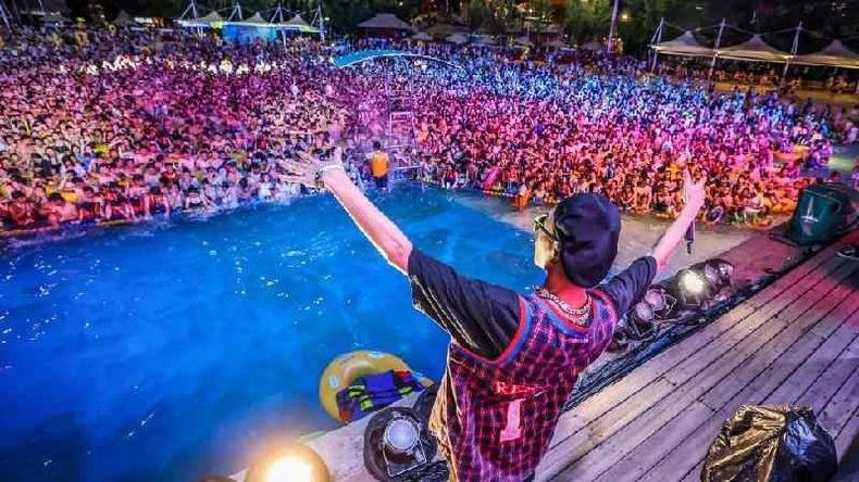 Milhares de pessoas lotaram um festival de m�sica em Wuhan(foto: Getty Images)