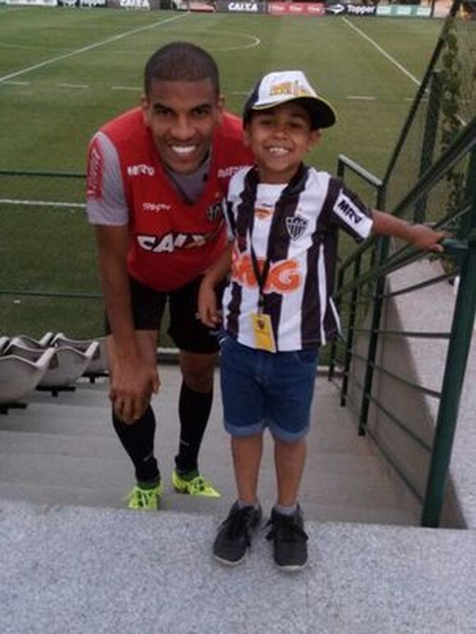 Atleticano, Bruno visitou o centro de treinamento do clube alvinegro em setembro do ano passado durante o tratamento médico em BH (foto: Álbum de família/ Divulgação) Atleticano, Bruno visitou o centro de treinamento do clube alvinegro em setembro do ano passado durante o tratamento médico em BH (foto: Álbum de família/ Divulgação)