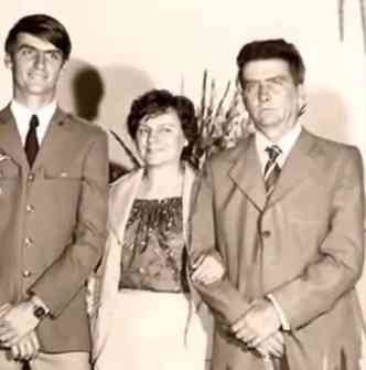 Bolsonaro ao lado dos pais(foto: Arquivo Pessoal)