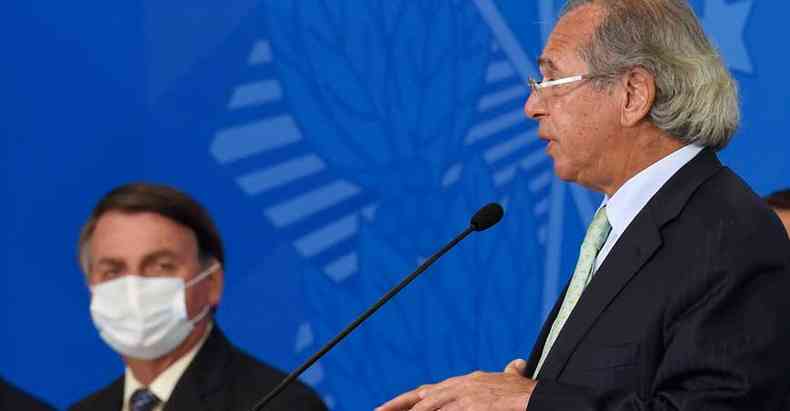 Observado pelo presidente Jair Bolsonaro, Paulo Guedes discursa: falta entendimento e uma proposta clara para a economia (foto: Evaristo S/AFP %u2013 19/8/20)