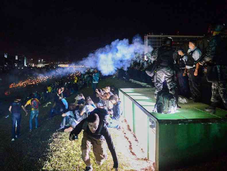 Policiais atirando contra manifestantes durante protesto em Braslia