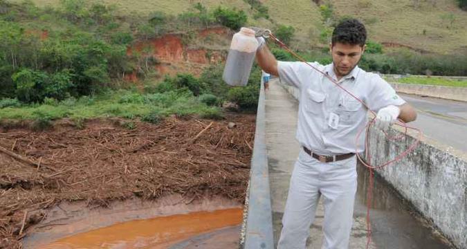 Trabalhador a serviço da Cenibra retira água no Rio Doce para avaliação: gigante da fabricação de celulose calcula que prejuízo por interrupção da produção chegue a R$ 88 milhões(foto: Gladyston Rodrigues/EM/D.A Press) Trabalhador a serviço da Cenibra retira água no Rio Doce para avaliação: gigante da fabricação de celulose calcula que prejuízo por interrupção da produção chegue a R$ 88 milhões(foto: Gladyston Rodrigues/EM/D.A Press)