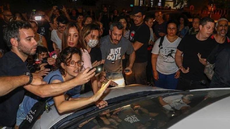 rabes israelenses e seus apoiadores judeus protestaram juntos em abril de 2021 contra a compra de casas em Jaffa, perto de Tel Aviv(foto: Getty Images)