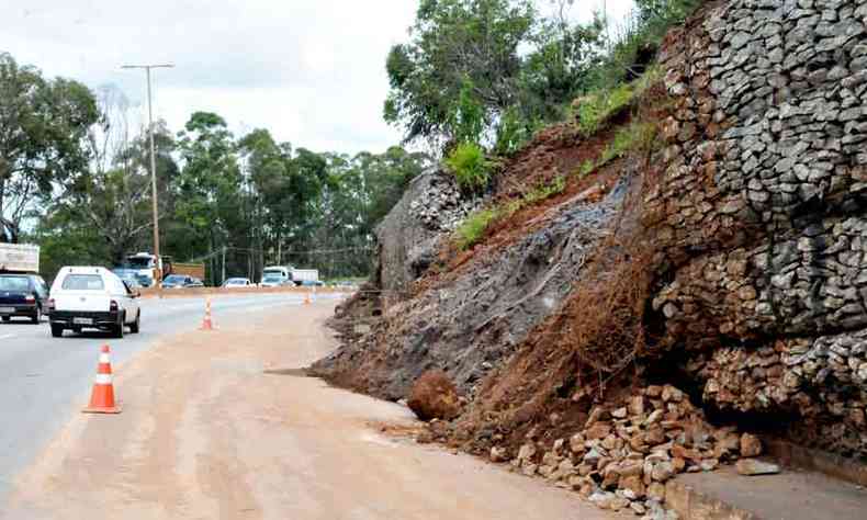 Deslizamento de encosta provoca bloqueio de faixa no Km 542 do Anel Rodoviário, que deve persistir mais dias