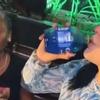 Internet critica influenciadora por oferecer bebida alcoólica à criança