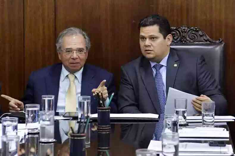 Guedes e Alcolumbre: negociao direta com o Planalto frustrou as expectativas do ministro no Senado (foto: Marcos Brando/Senado Federal)