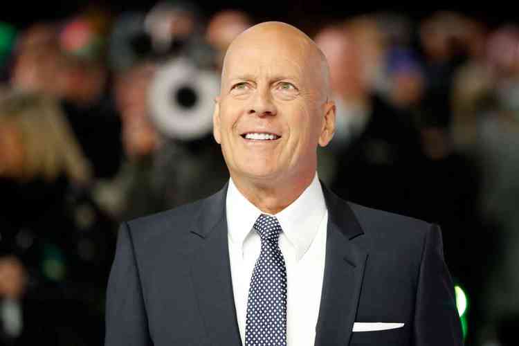 Ator  Bruce Willis sorri
