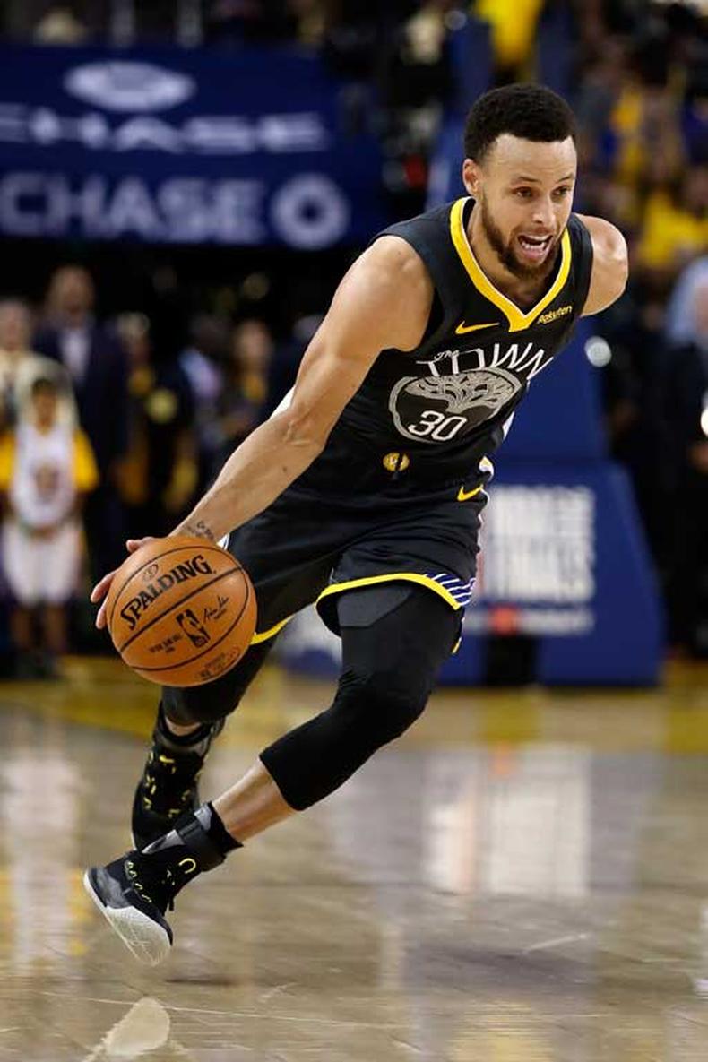 O Warrriors, de Stephen Curry, tem de vencer o duelo em casa para forçar o sétimo jogo(foto: EZRA SHAW/AFP) O Warrriors, de Stephen Curry, tem de vencer o duelo em casa para forçar o sétimo jogo(foto: EZRA SHAW/AFP)