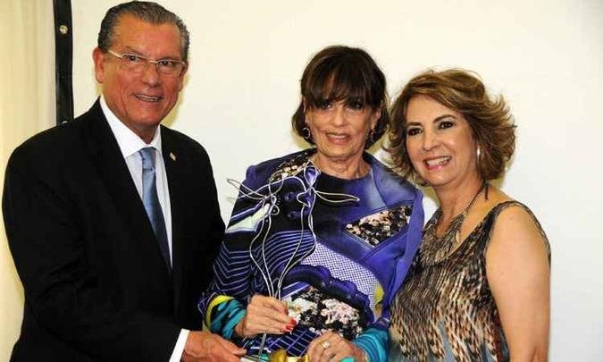 Nazareth Teixeira da Costa, presidente da Jornada Solid�ria Estado de Minas, entre o presidente da ACMinas, Roberto Fagundes, e Y�da Fernal, tamb�m da ACMinas, foi escolhida 'Mulher Not�vel Hors Concours'(foto: Marcos Vieira/EM/D.A Press)