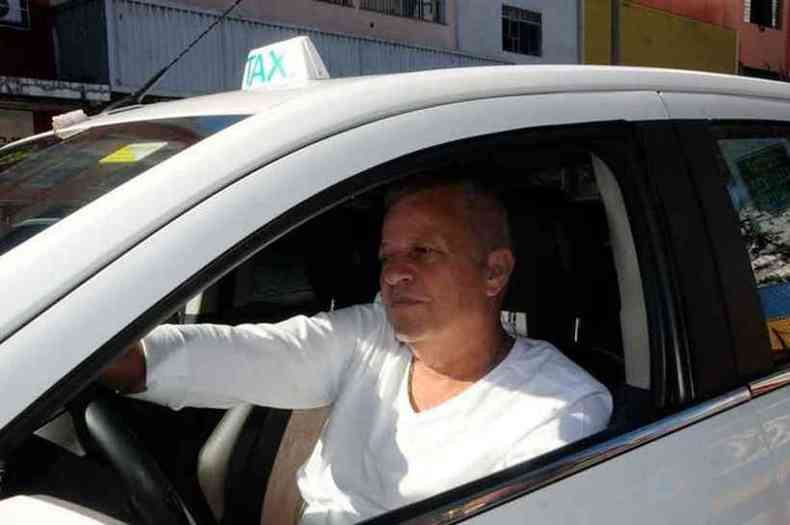 Carlos Roberto da Silva, de 64 anos, trabalha h 40 como taxista e diz que as pessoas preferem corridas mais curtas com os txis(foto: Paulo Filgueiras/EM/D.A PRESS)
