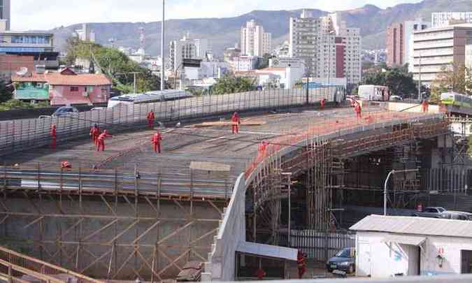 Estruturas de novo viaduto j fazem parte do cenrio no Complexo da Lagoinha(foto: Edsio Ferreira/EM/D.A PRESS)