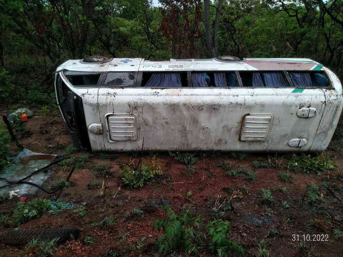 Micro-ônibus que transportava crianças para a escola sai da pista