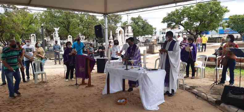 No Cemitrio do Bonfim, em Montes Claros, foi celebrada missa pelo padre Antnio Alvimar Souza(foto: Luiz Ribeiro/EM/DA Press)