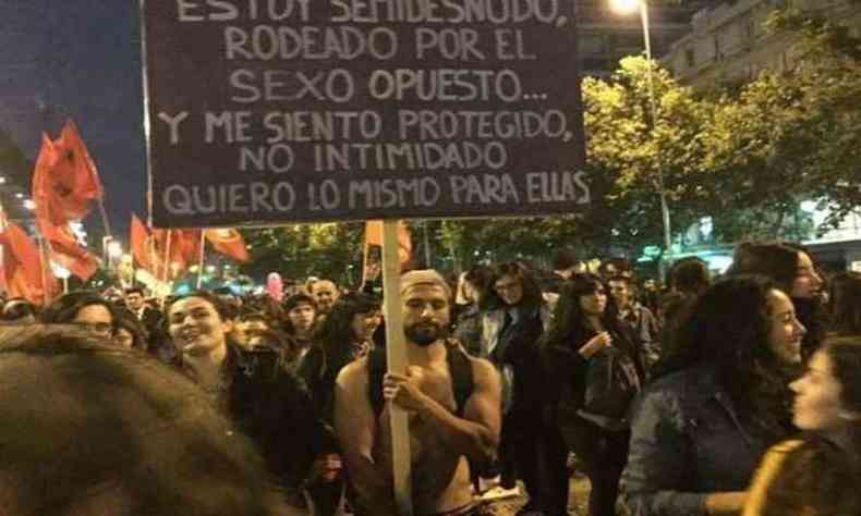 Ele participou da manifestao a favor dos direitos das mulheres, que ocorreu em toda a Amrica Latina(foto: Reproduo Facebook)