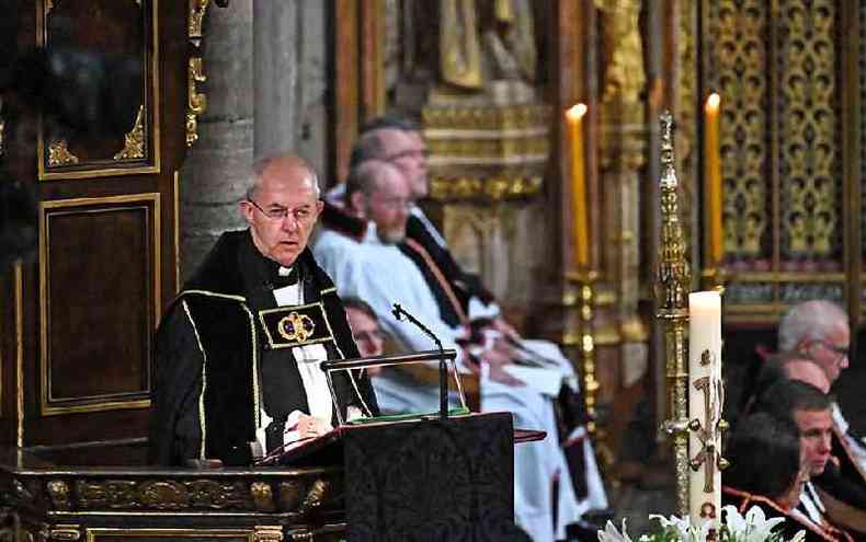 O aercebispo Justin Welby, um homem branco idoso, parcialmente careca e de culos, em frente a um microfone no plpito