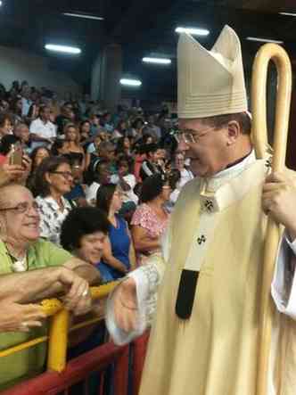 O arcebispo metropolitano de Belo Horizonte, dom Walmor Oliveira de Azevedo cumprimentou os fiéis e gerou bastante comoção(foto: Jair Amaral/Em/DA Press)