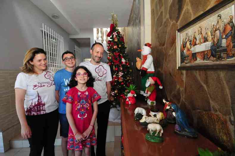 Na foto, Danilo Assis e Chirley Ribeiro com os filhos Pedro, 13 anos, e Laura, 10 anos, em sua casa, no Bairro Nova Cachoeirinha (foto: Gladyston Rodrigues/EM/D.A Press )