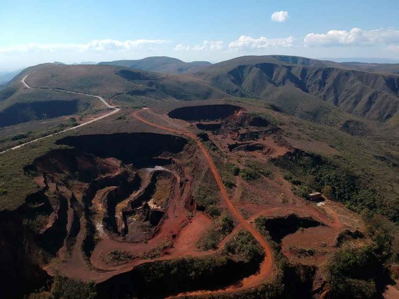 Cavas paralisadas da Minerao Geral do Brasil ficam na rea de amortecimento do Parque Estadual da Serra do Rola-Moa, em Brumadinho