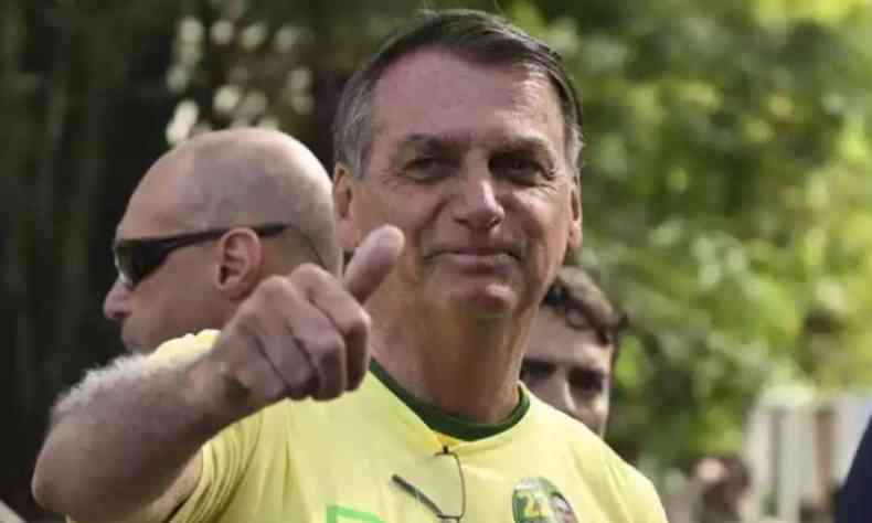 Jair Bolsonaro fazendo o sinal de 'beleza' com a mo.
