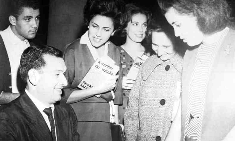 Fernando Sabino em sesso de autgrafos em BH, em 1962